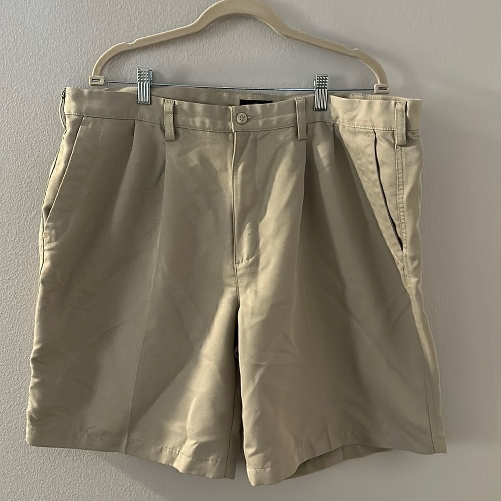 Men’s‎ Dockers Golf Khaki Pleated Shorts size 40
